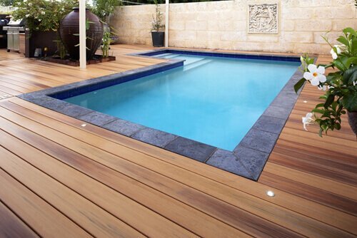 Deck de Piscina em Madeira Cumaru