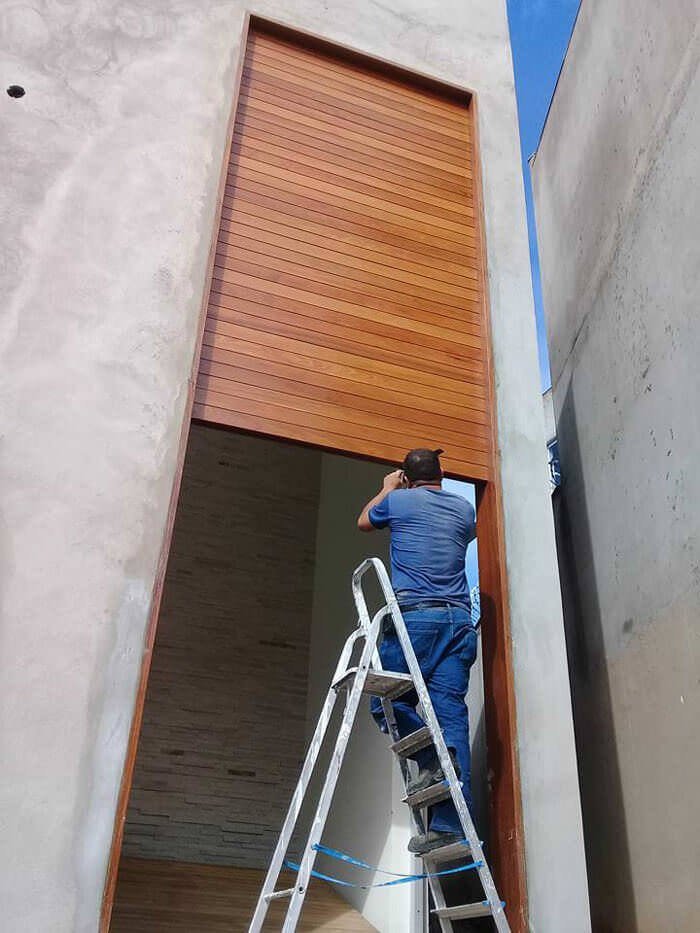Instalação Porta Alta de Madeira