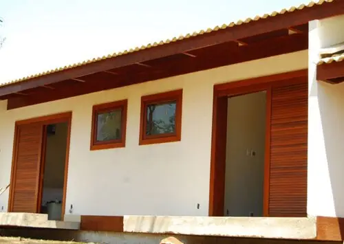 Fachada com Portas e Janelas de Angelim