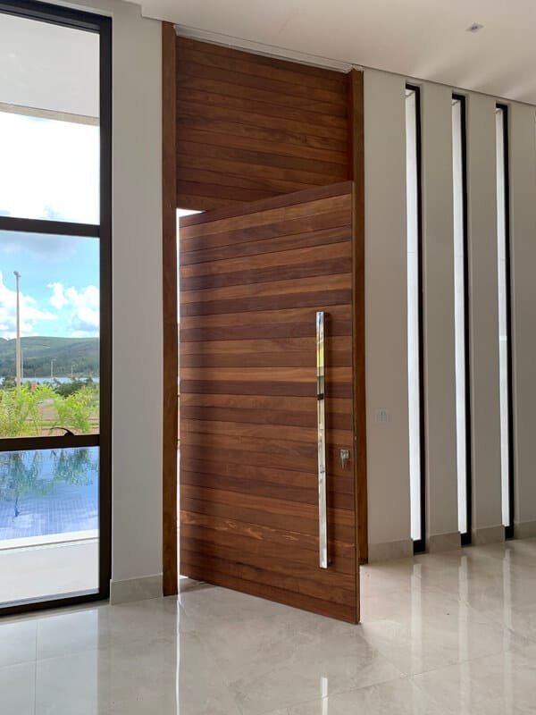 Porta Pivotante com Painel Superiror