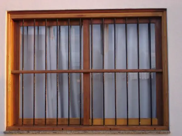 Janela para quarto com grade