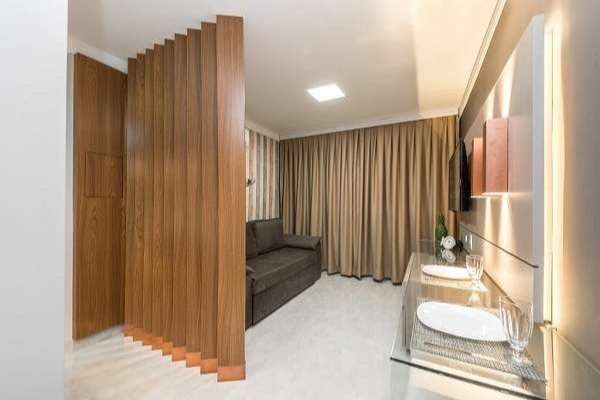 Sala de estar com divisória de madeira