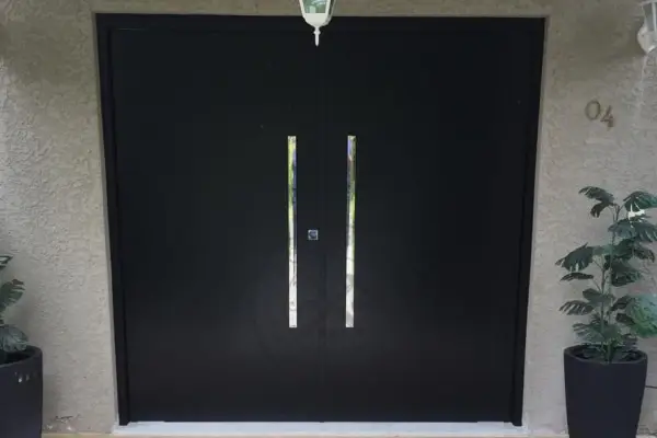 Porta Preta com 2 Bandeiras