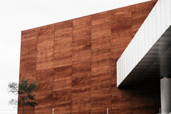 Fachada moderna de madeira em prédio